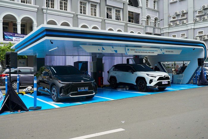 RI Diserbu Mobil Listrik China, Toyota Masih Jadi Raja Mobil Elektrifikasi